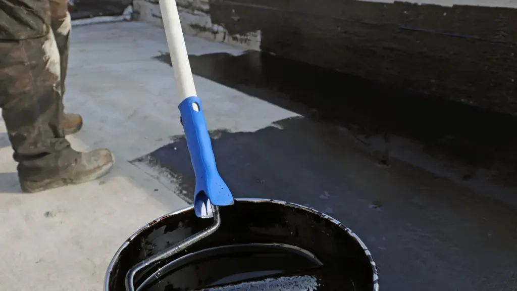 Beton teras yüzeyine rulo ile bitüm astar sürülüyor