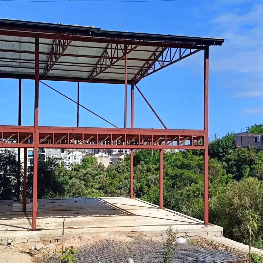 Kırmızı boyalı çelik makaslar üzerine oturtulmuş sac çatı örtüsü