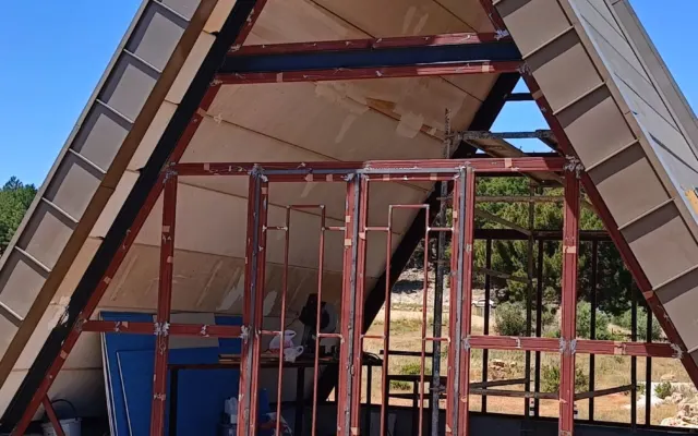 A tipi bungalov çelik iskeletine sandviç panel çatı kaplaması montajı