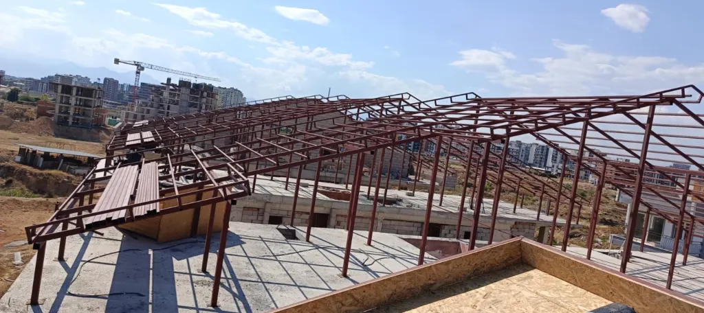 Betonarme bina üzerinde kurulan çelik makaslar ve OSB tabliye