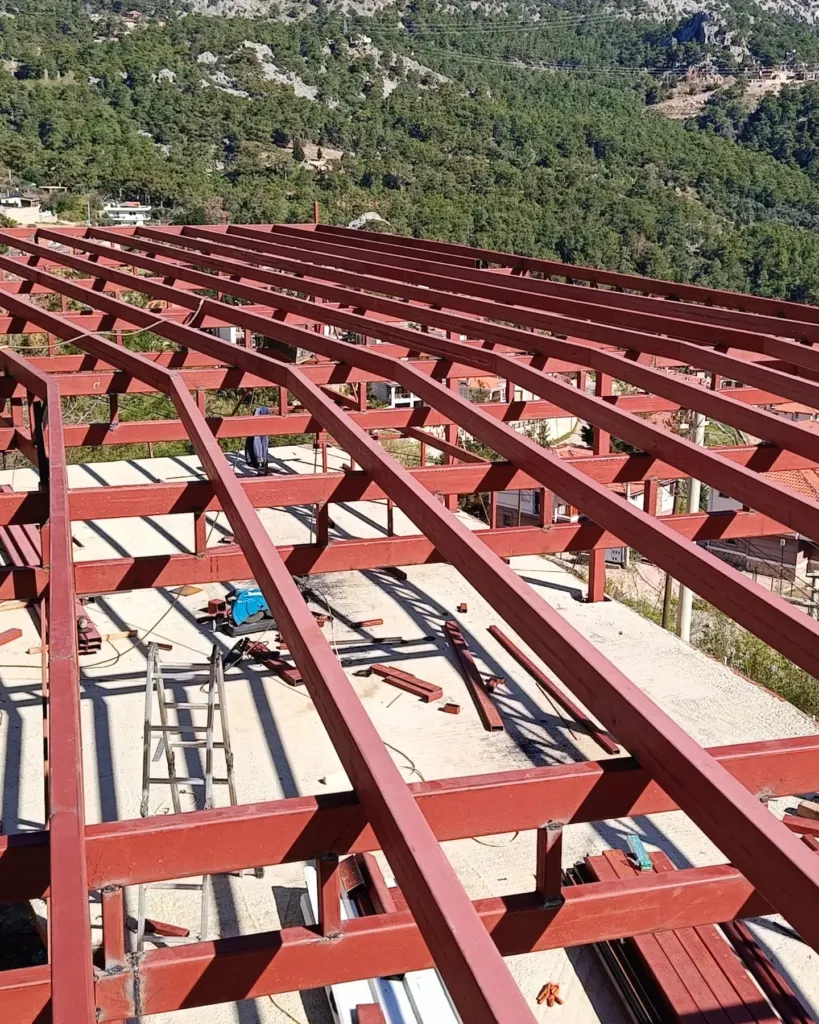 Betonarme kat üzerinde antipas boyalı çelik kirişler ve aşık montajı