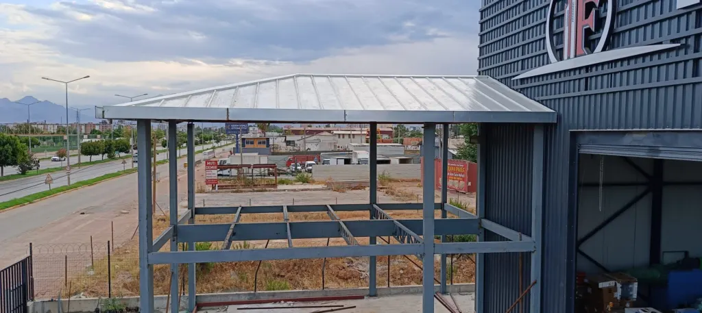 Sanayi binası yanında galvanizli çelik sundurma ve trapez sac örtü
