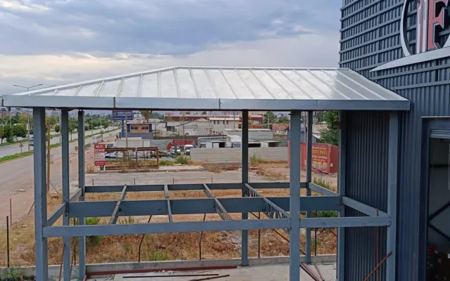 Sanayi binası yanında galvanizli çelik sundurma ve trapez sac örtü