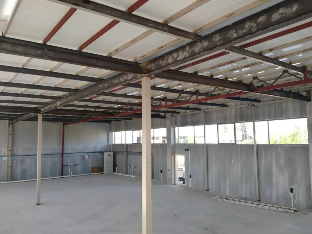 İş yeri iç mekânında çelik kirişler ve sandviç panel çatı kaplaması