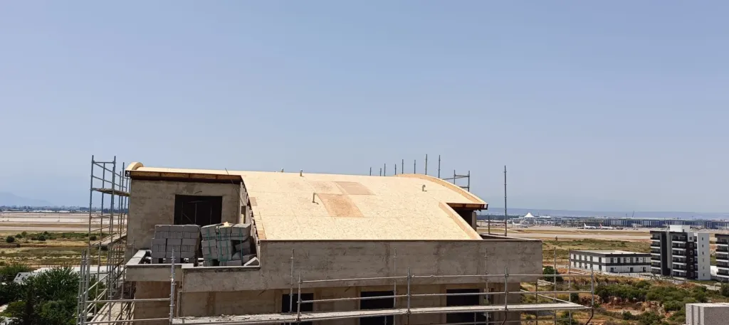 İskele kurulu binada eğimli çatıya OSB levha kaplaması