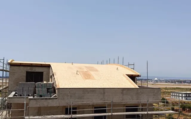 İskele kurulu binada eğimli çatıya OSB levha kaplaması