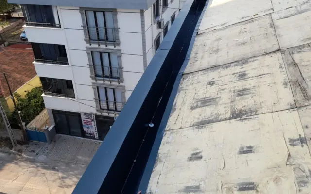Antrasit dere sacı montajı ve yanındaki membran kaplı çatı yüzeyi