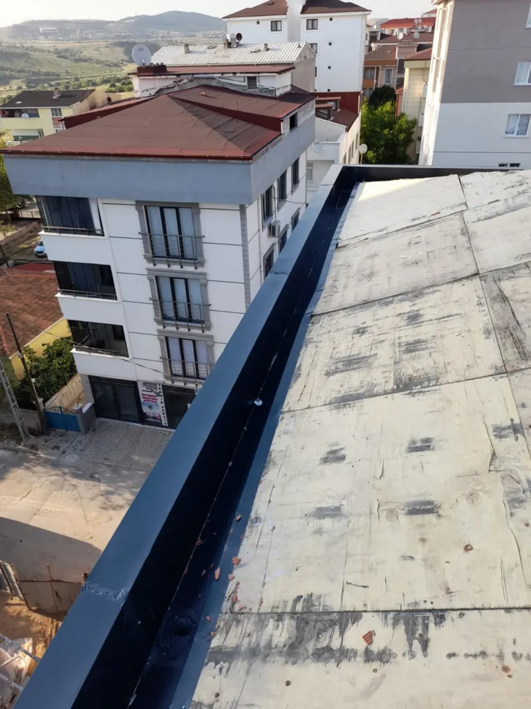 Antrasit dere sacı montajı ve yanındaki membran kaplı çatı yüzeyi