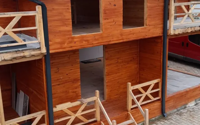 Ahşap bungalov üzerinde antrasit metal kaplama ile oluk ve iniş boruları