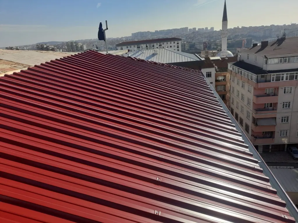 Bordo trapez sac kaplı beşik çatı ve mahya kenar detayı