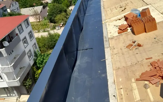 Antrasit dere sacı yanında ahşap kaplama ve sökülmüş kiremit parçaları