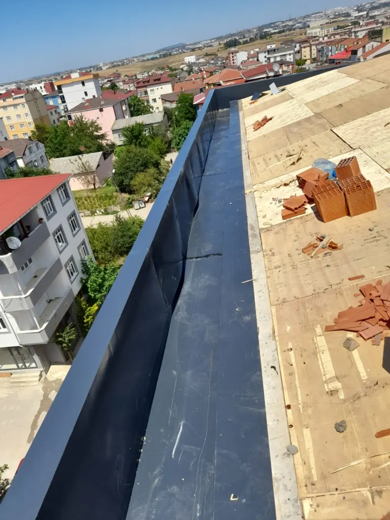 Antrasit dere sacı yanında ahşap kaplama ve sökülmüş kiremit parçaları