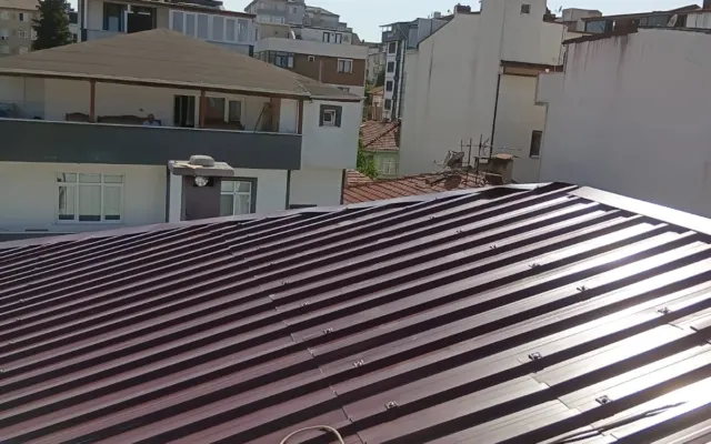 Bordo trapez sac kaplama, vidalı bağlantılar ve yüzeyden geçen tesisat kablosu