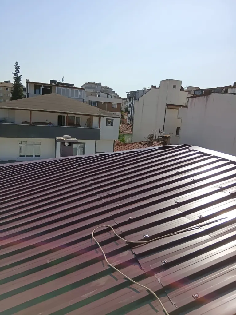Bordo trapez sac kaplama, vidalı bağlantılar ve yüzeyden geçen tesisat kablosu